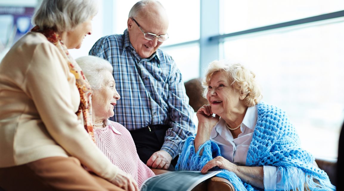 Symbolbild_Vier ältere Personen lachen gemeinsam